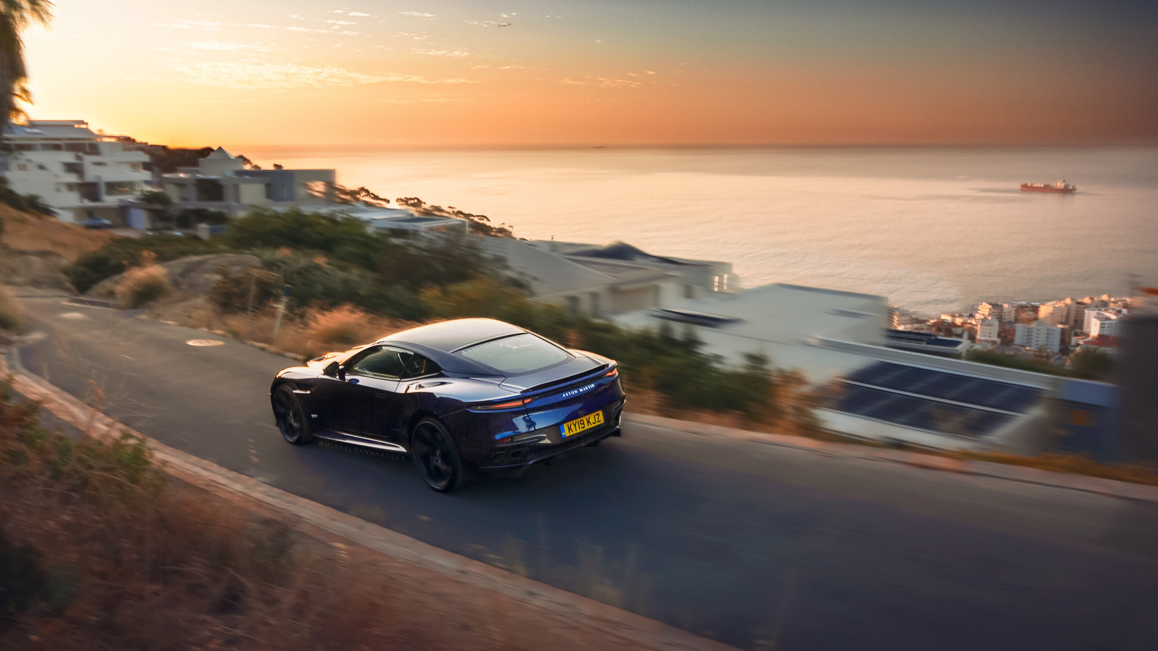 “海岸线飙风：沿海高速的视觉震撼”，海岸线100公里